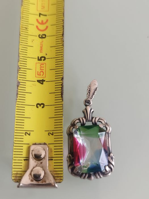 Lindo pendente antigo em prata. com um design