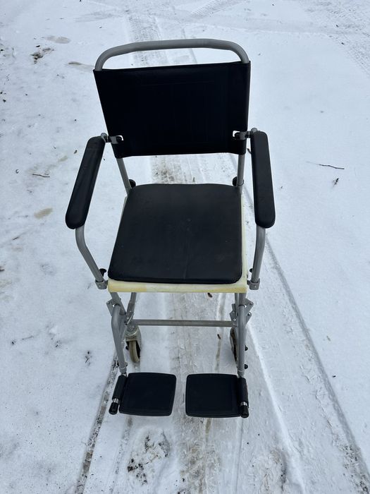 Стільчик туалет на колесах з підніжками з Німмечини