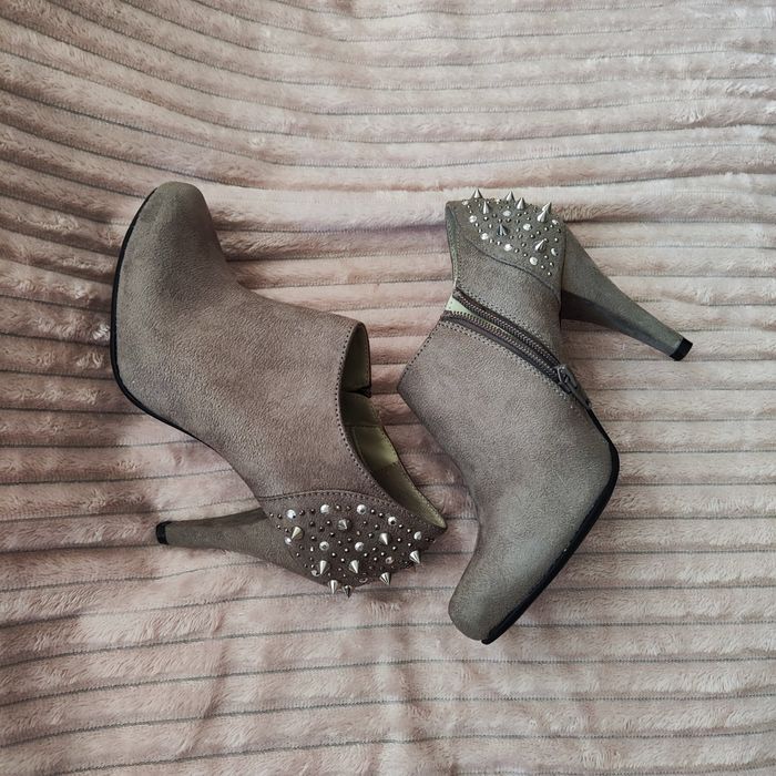 Botins Graceland Taupe 37 com apliques no calcanhar