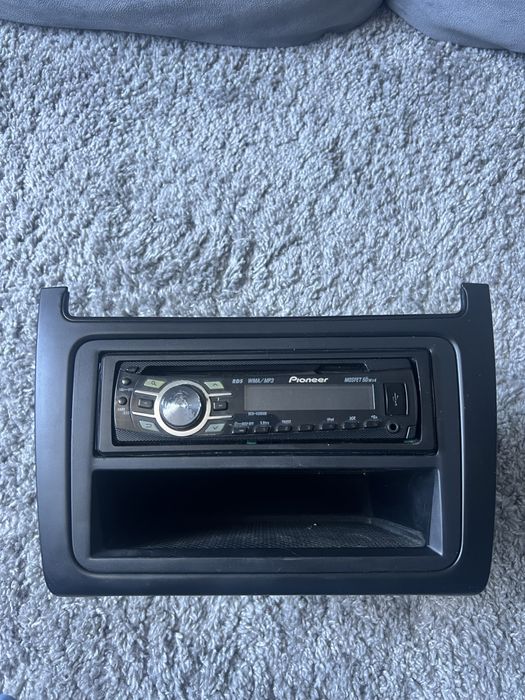 Продам рамку з магнітолою до фольцваген поло седан 2011 рік