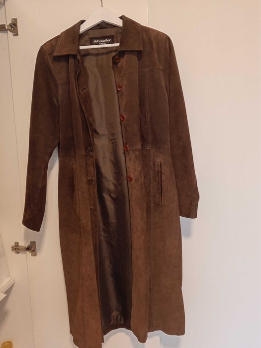 Casaco comprido castanho em pele
