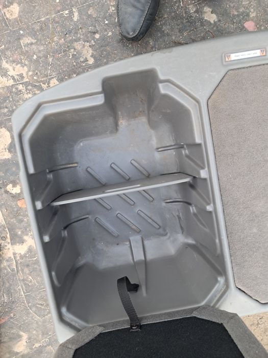 Продам органайзер на  nissan leaf