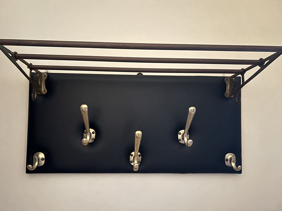 Bengaleiro em napa preta com prateleira em latão