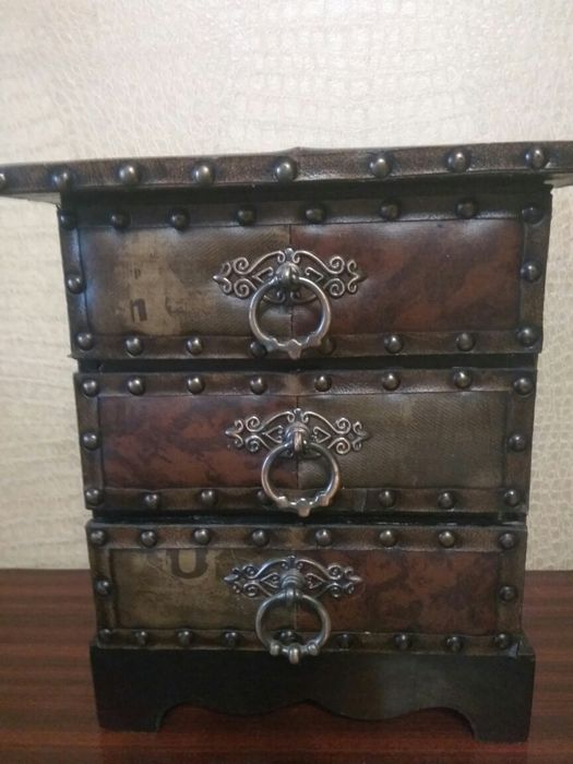 Комод, шкафчик, шкатулка для украшений, копилка и статуэтки.