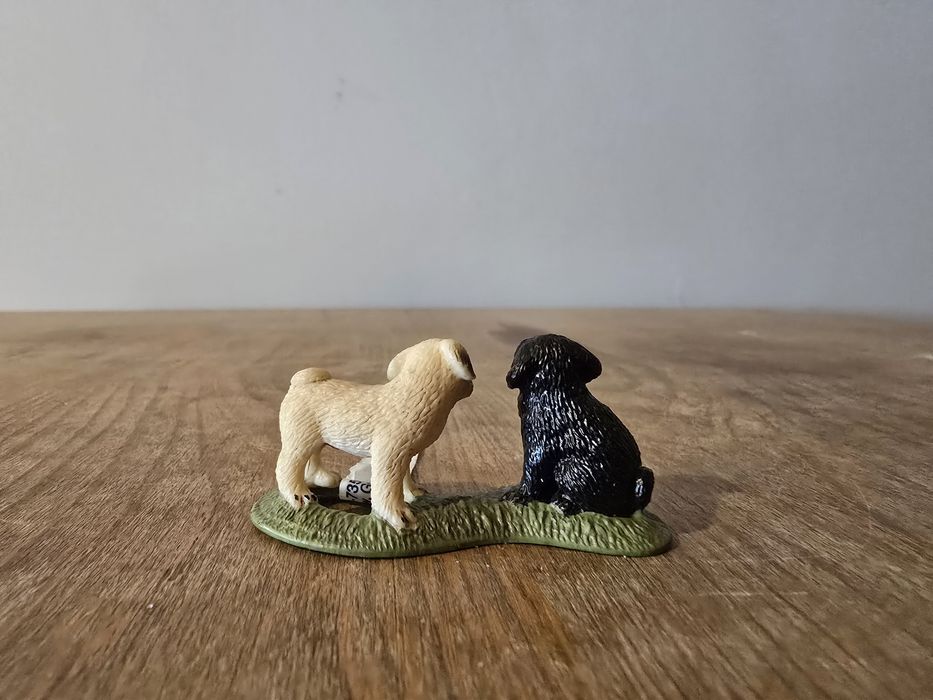 Schleich para mopsow na kładce figurka model wycofany z 2009 r.