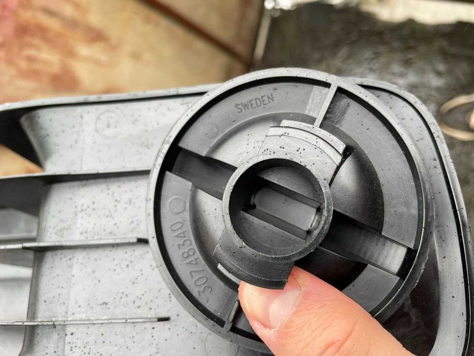 VOLVO C30 кришка захист пластик запаски компрессора 30748341, 30748340