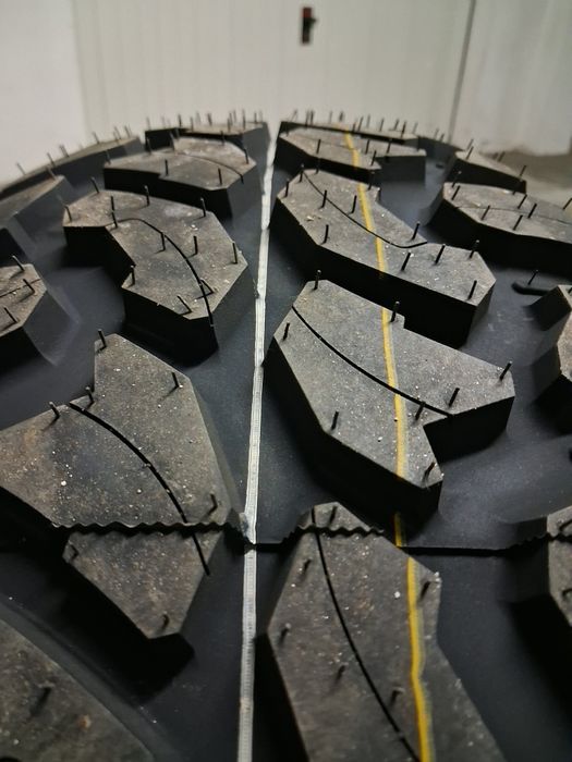 Vendo 4 pneus novos 35 12.5 15 + jantes