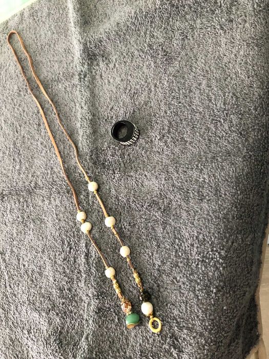 1 Fio de couro com pérolas e pedras + 1 Anel com pedras brilhantes