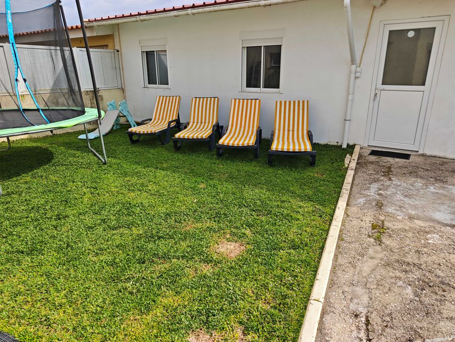 Espaço com jardim e Piscina para um dia Relaxado com Família e Amigos