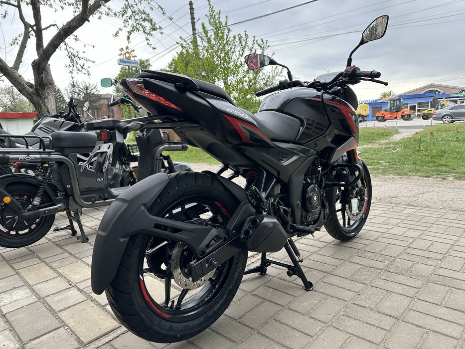 Bajaj pulsar N250 2025 рік інжектор