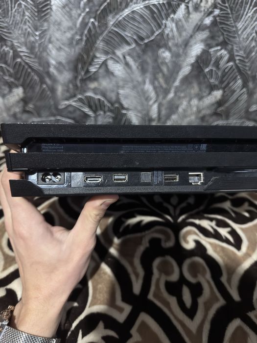 PS4 Pro в хорошем состоянии