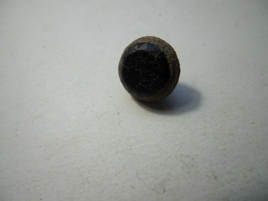 Botão antigo com 'Pedra' Preta