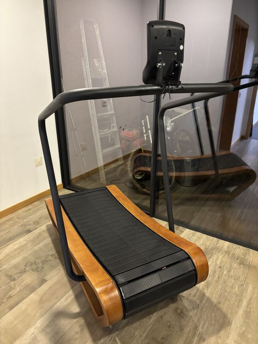 Passadeira corrida curva - acabamentos em madeira