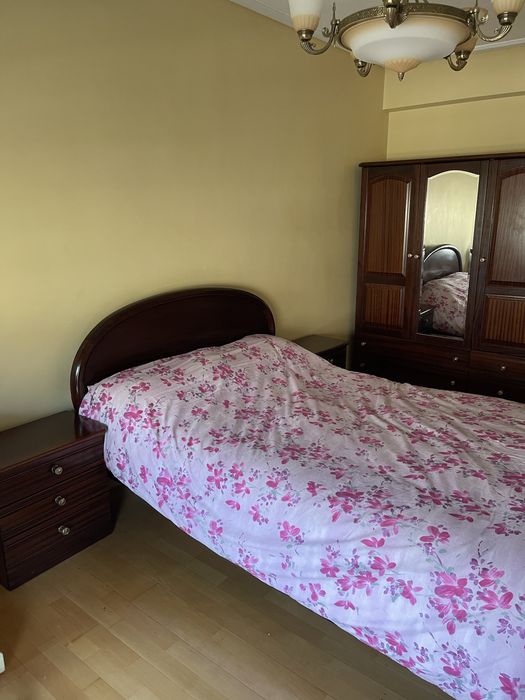 Quarto completo com móveis em madeira