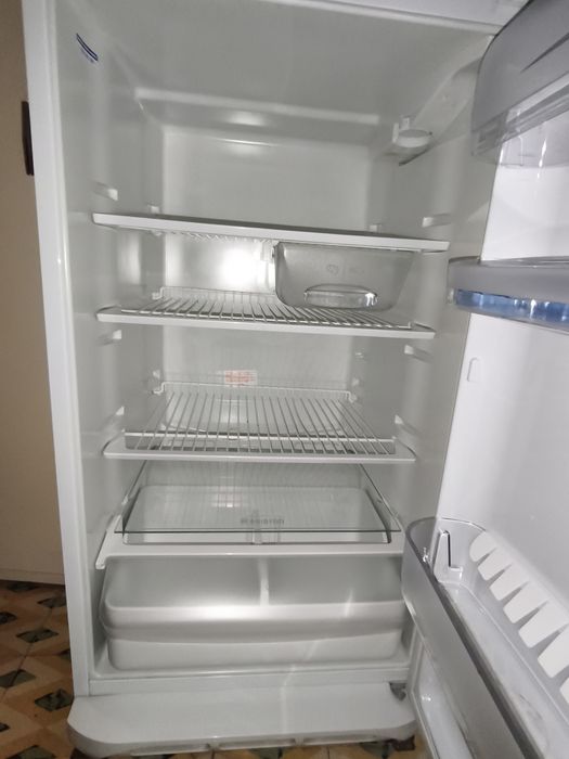 Vendo Frigorífico Ariston com congelador
