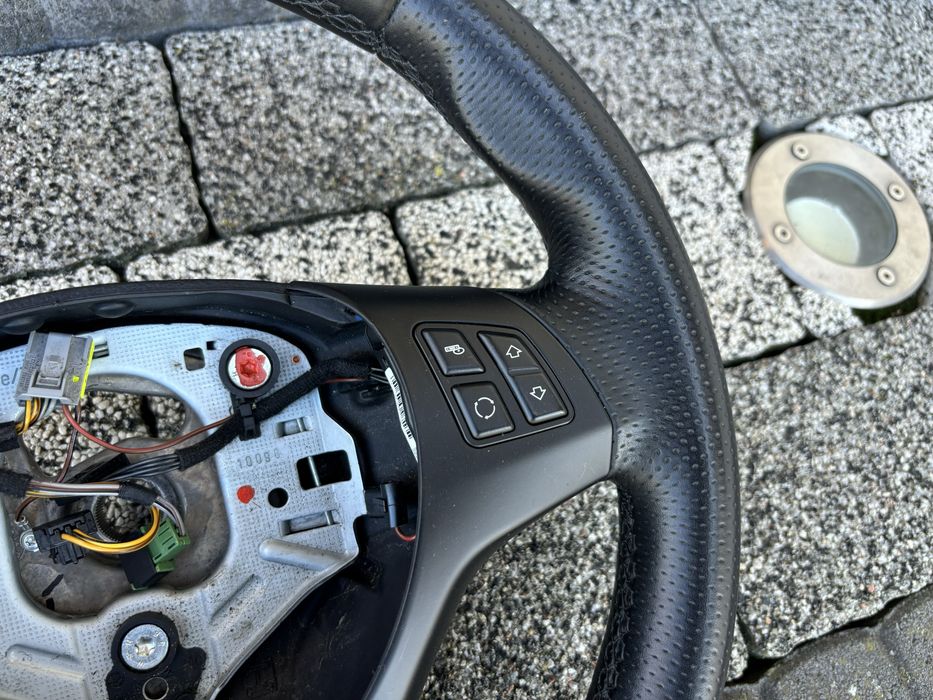 Kierownica BMW M pakiet E90 E91 E92 E93 E87 E84 X1 E82 E88 E81 M3 1M Multi JAK NOWA BDB STAN