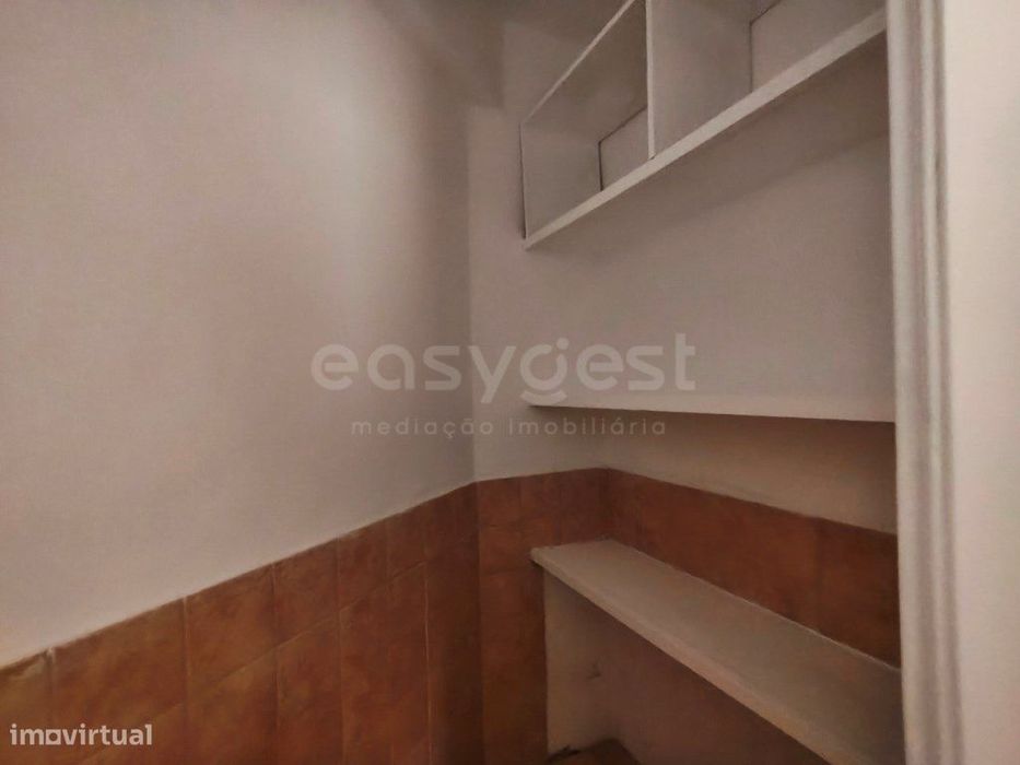 T2 com 95 m², cheio de luz natural e arrecadação na Tapada das Mercês