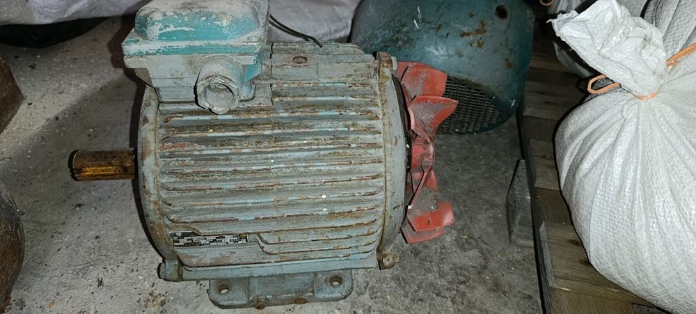 Продам двигуни, електродвигуни.