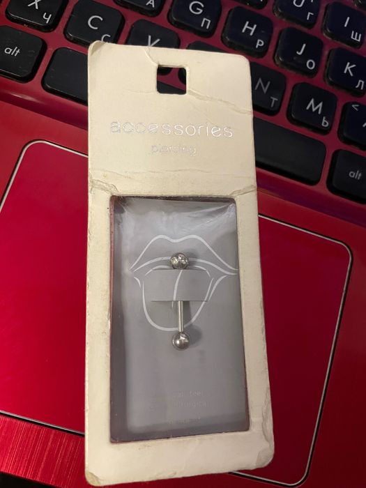 Пирсинг в пупок , язык .