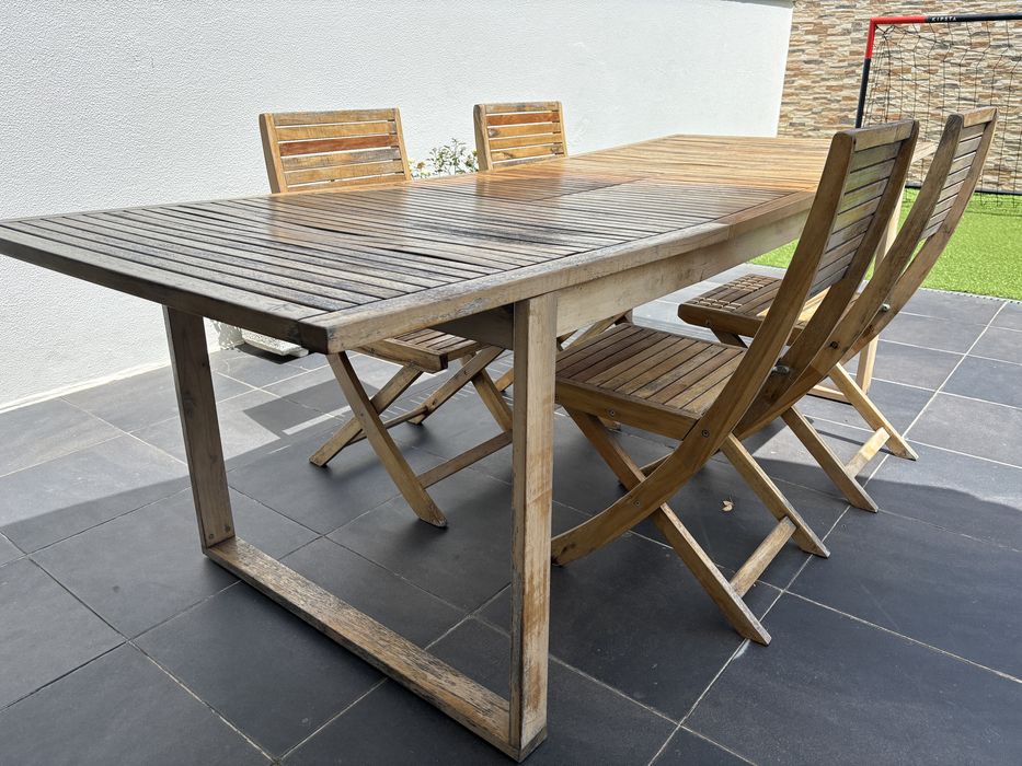 Mesa e cadeiras em madeira de rua