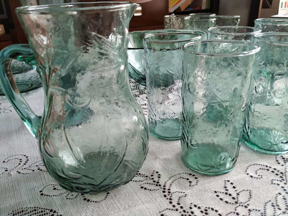 Ręcznie robiona szklana zastawa z motywem gałązek oliwnych