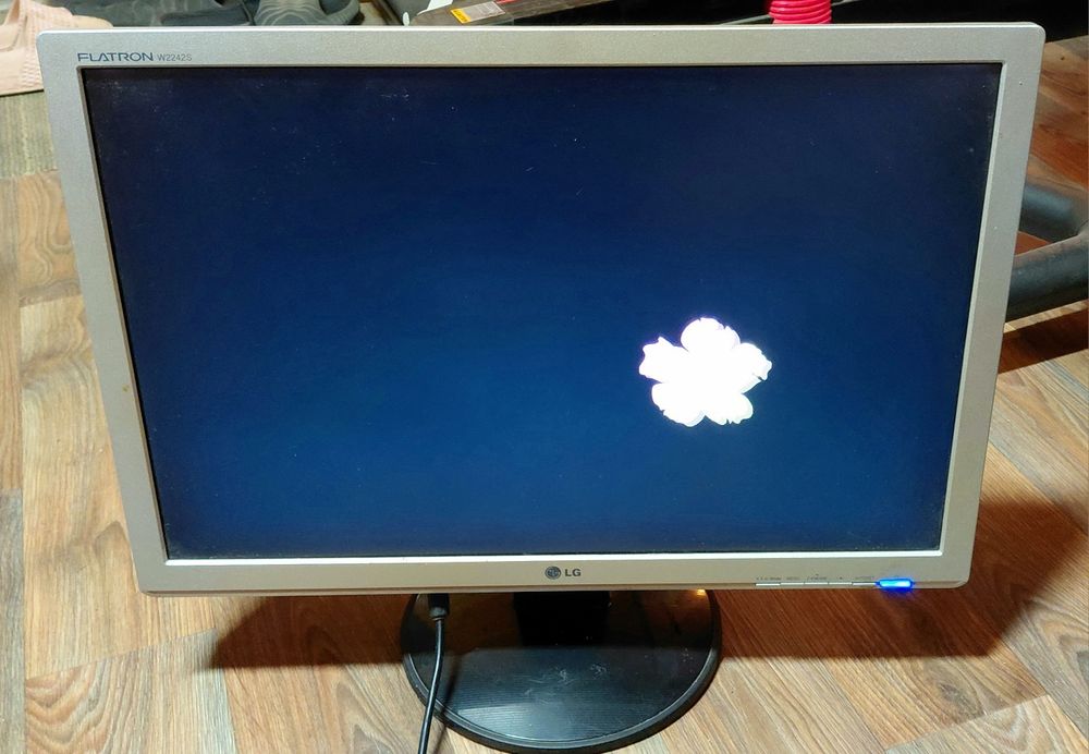 монитор LG Flatron w2242s