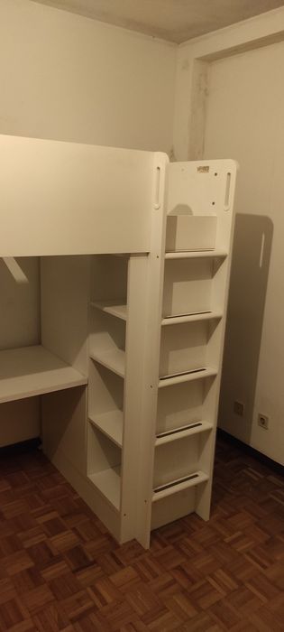 Cama com secretária