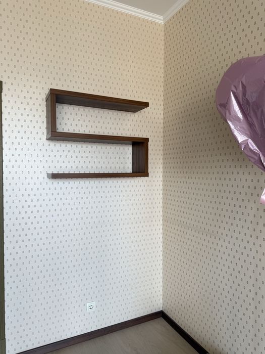 Полочки під телевізор і книги