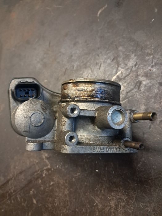 Przepustnica powietrza Opel Vectra C Benzyna 1.8 16v rok 2004