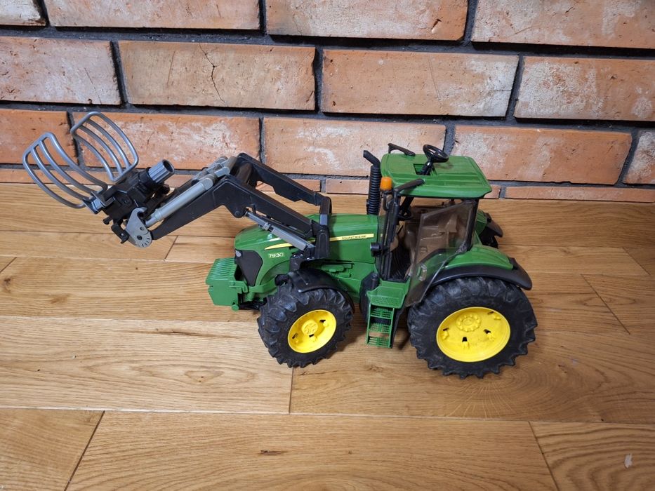 Bruder traktor john deere 7930 z ładowaczem do bałd