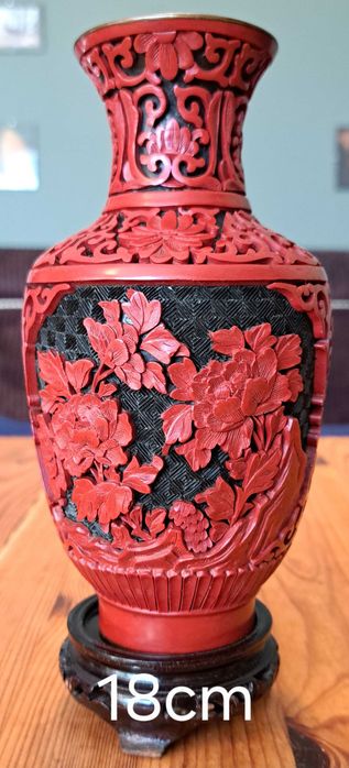 Zdobione orientalnymi wzorami wazoniki z laki