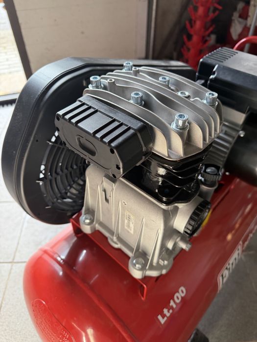 Compressor de 100 litros , rigorosamente novo