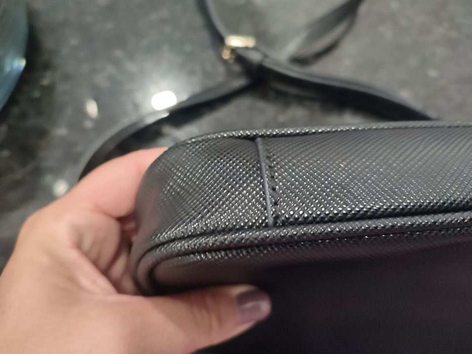Mala Guess preta