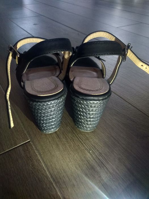 Buty na koturnie