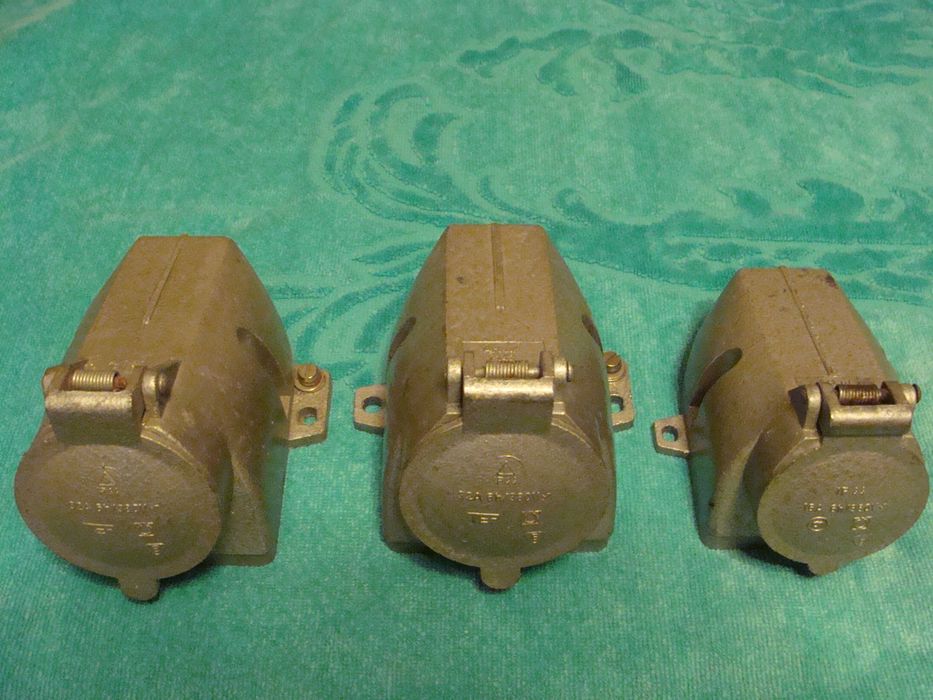 Gniazda siłowe, metalowe 32A, i 16A na 4 bolce okrągłe, cena za 3 szt.