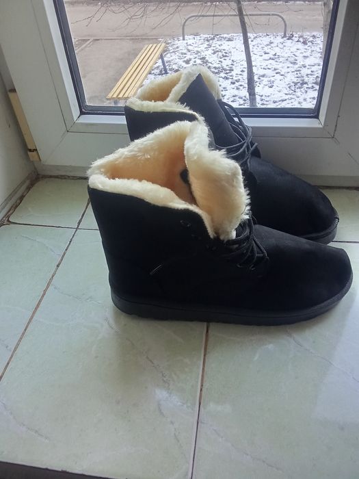 Продам новые женские ботинки -угги.