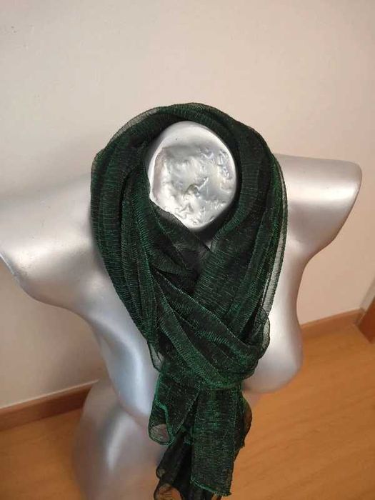Écharpe ou um lenço de fio metalizado em tons de verde esmeralda e preto