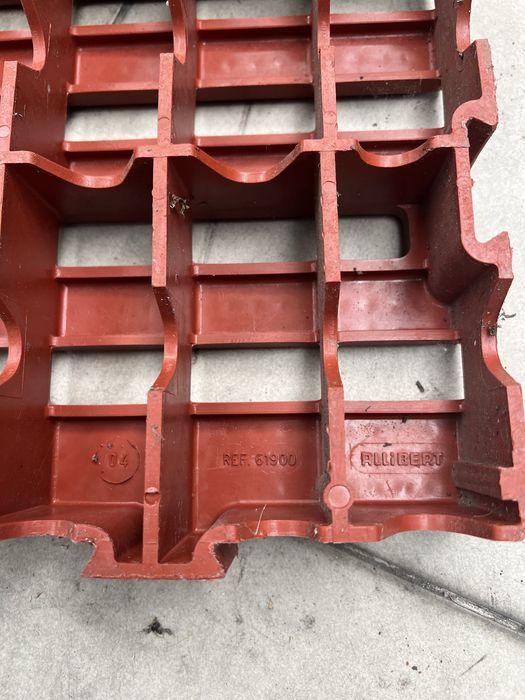 Vendo Grelhas/Piso Industrial de 500x500x50mm em bom estado (tenho 100m2)