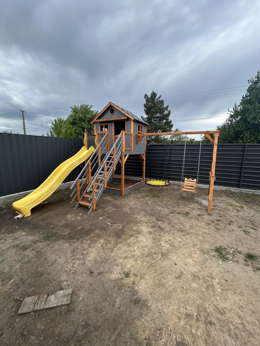 Будиночок дітям з гіркою з гойдалками з пісочницею із скеледромом