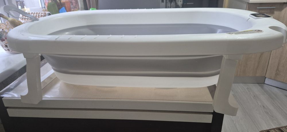 Дитяча ванночка біло-сіроко кольору