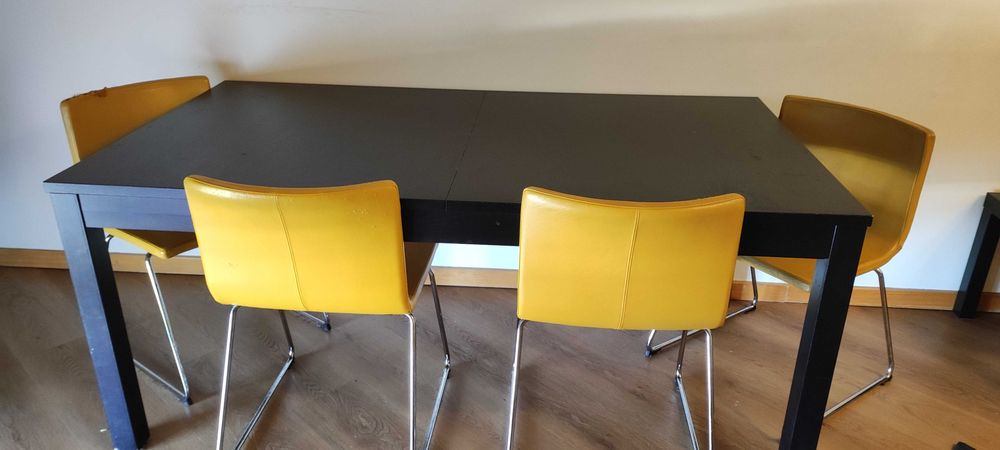 Mesa com 4 cadeiras