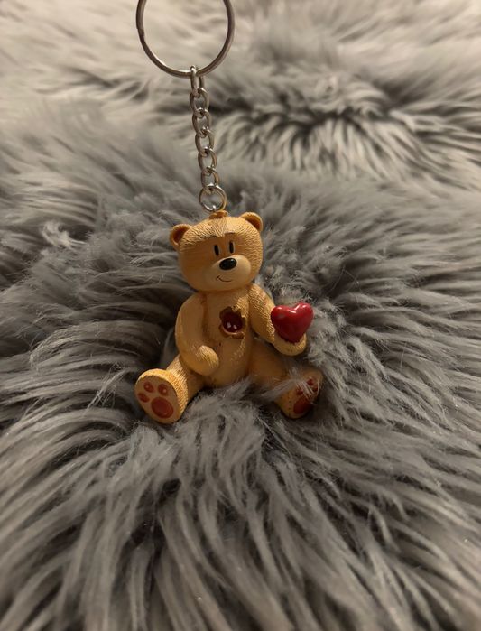 Brelok breloczek miś z sercem na dłoni walentynki
