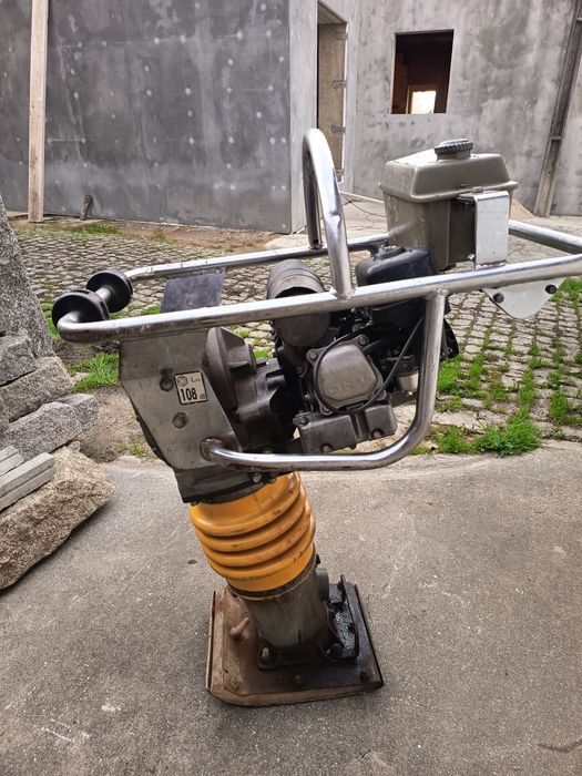 Saltitão Compactador Paclite com motor Honda