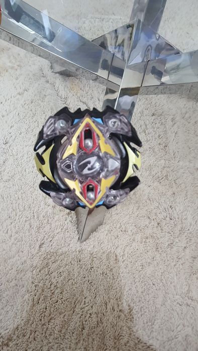 3 beyblades com 3 propulsores e uma arena