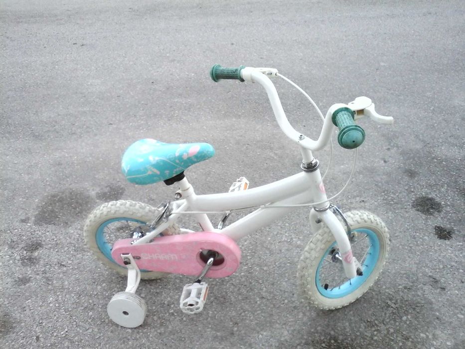 Bicicleta de criança com rodinhas em bastante bom estado p/desocupar