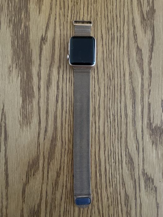 Apple Watch 3 золотого кольору