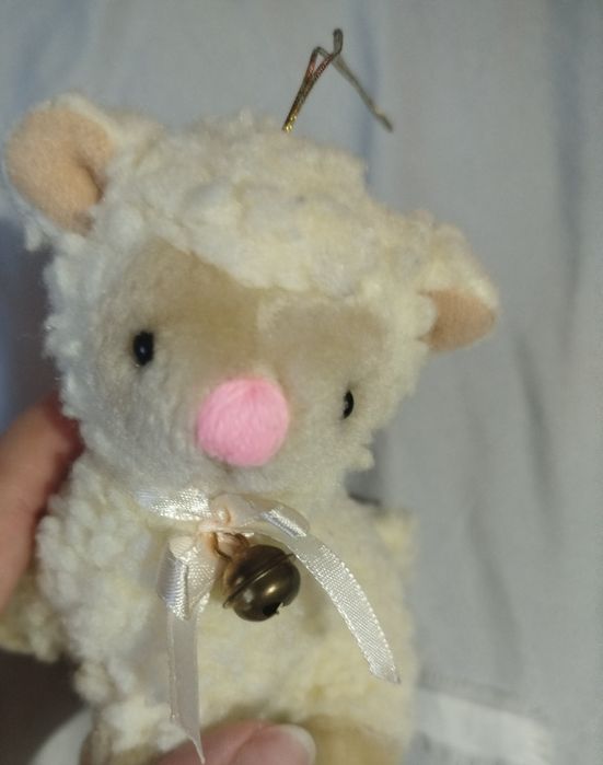 Owieczka zabawka z dzwoneczkiem