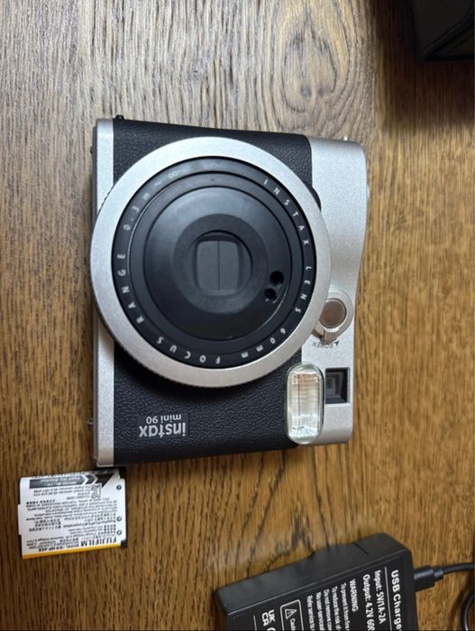 Instax Mini 90 Neo Classic + 2 baterias, capa e filme