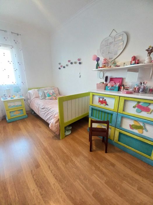 Quarto criança conjunto moveis cama, cómoda, mesa cabeceira