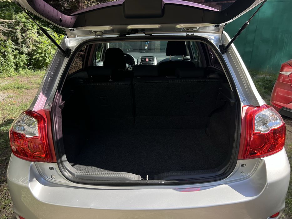 Продам Toyota Auris 2011